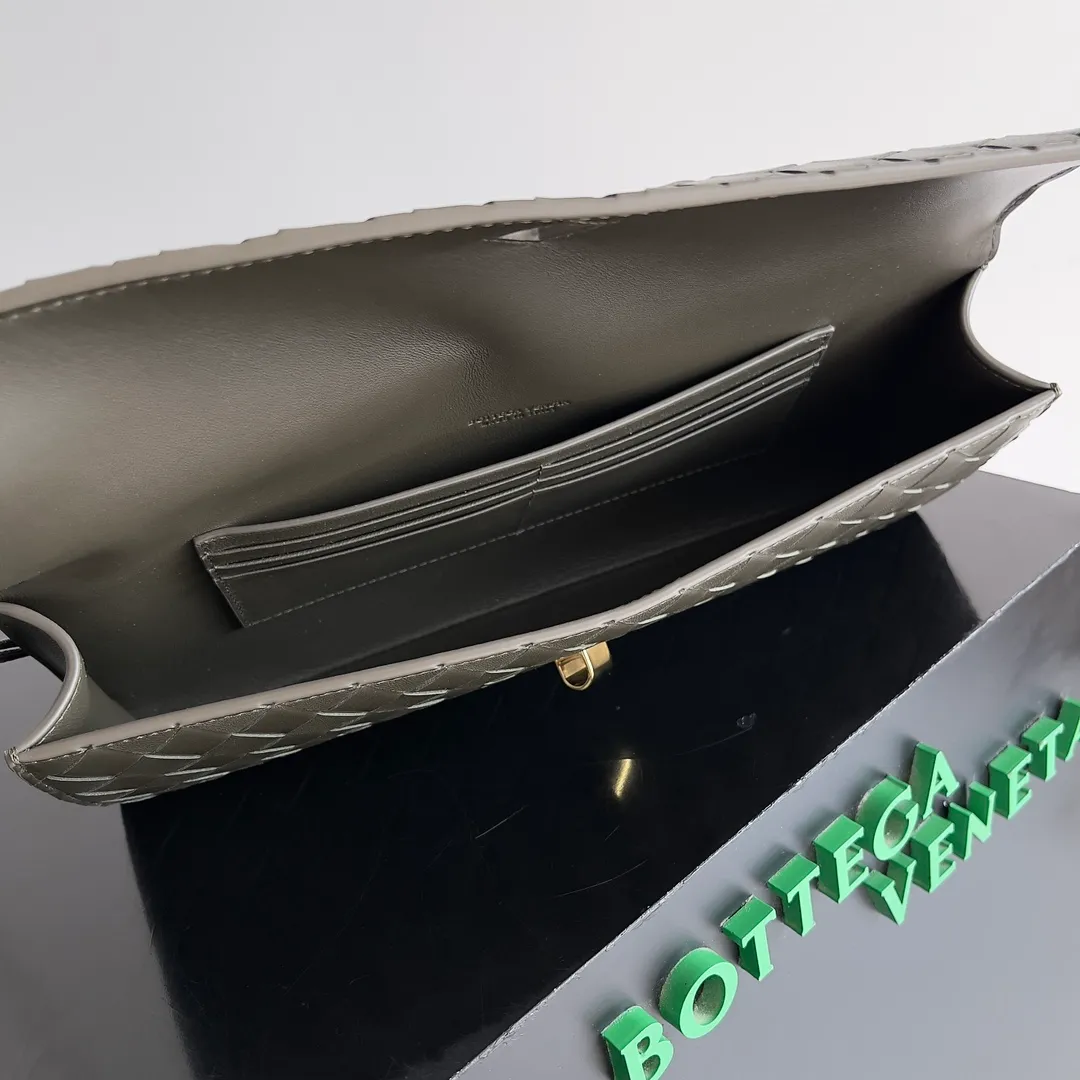 The batch of 1360 BV Andiamo evening handbags has been heavily planted again~ The designer aesthetics in the era of economic downturn are back. I fall in love with it at first sight and can't put it down. It's so beautiful and full of aura. The shape and texture are very competitive. It's light in weight and has sufficient capacity. It's a must-have for fashionistas. It's suitable for many occasions, minimalist, high-end and light luxury. Model No.: 741511 Size: 31*13*3cm